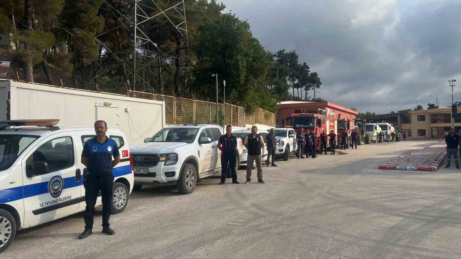 suriyede-11-gun-suren-alevleri-kontrol-altina-alan-ekipler-konvoyla-sirenler-esliginde-hataya-donduler