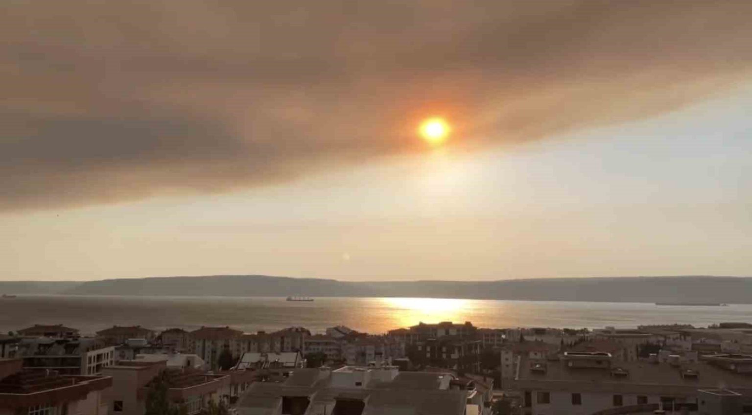 tekirdagdaki-orman-yangininin-dumani-canakkale-bogazini-kapladi