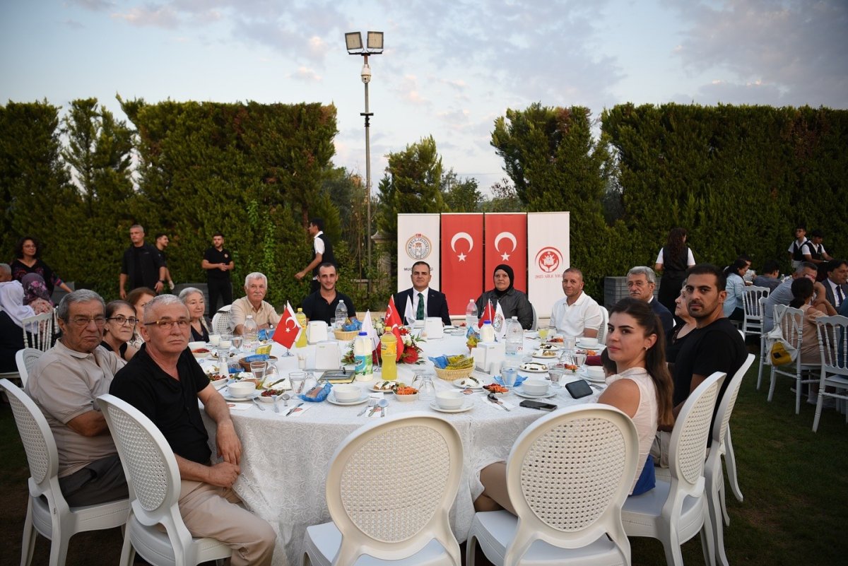 vali-akbiyik-sehit-yakinlari-ve-gazilerle-bir-araya-geldi