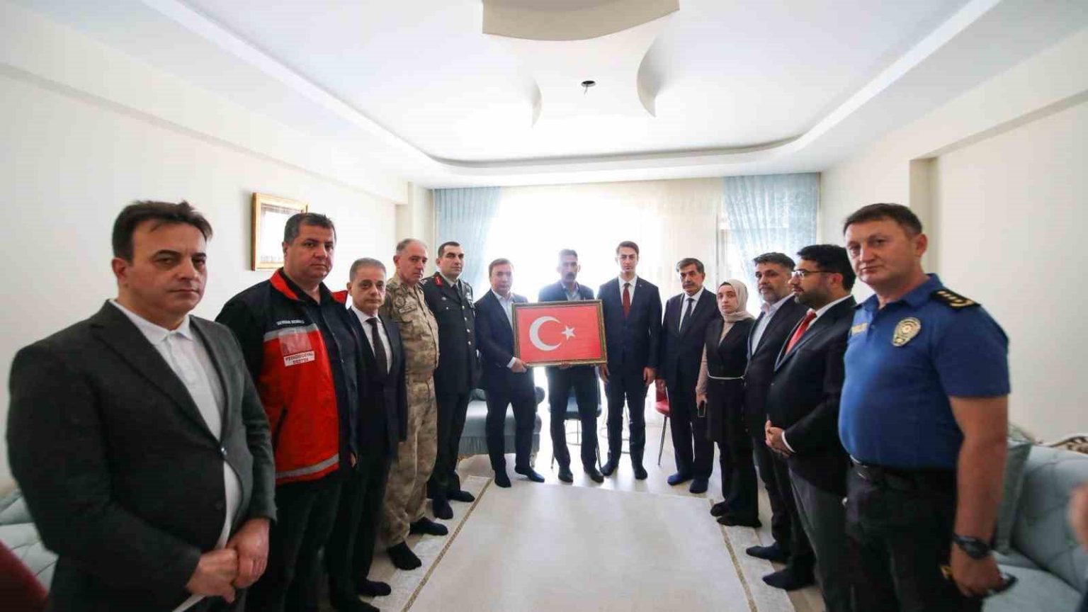 vali-aydogdu-gazi-catmayi-evinde-ziyaret-etti