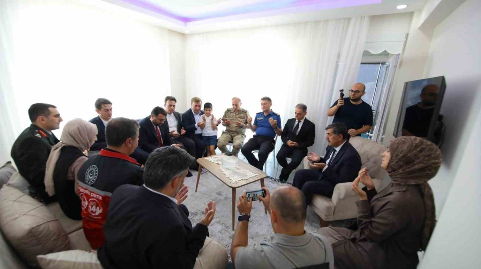 vali-aydogdu-sehit-ailesini-ziyaret-etti