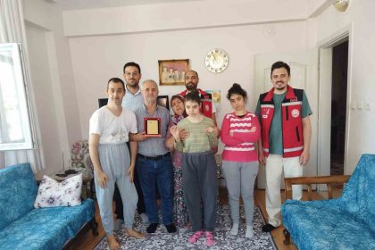 yarim-asirlik-evli-cifte-tesekkur-plaketi