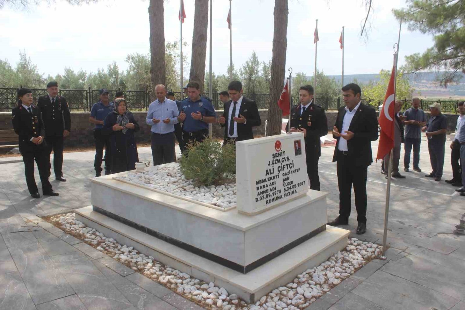 yavuzelinde-15-temmuz-sehitleri-anma-programi-kapsaminda-sehitlik-ziyaret-edildi