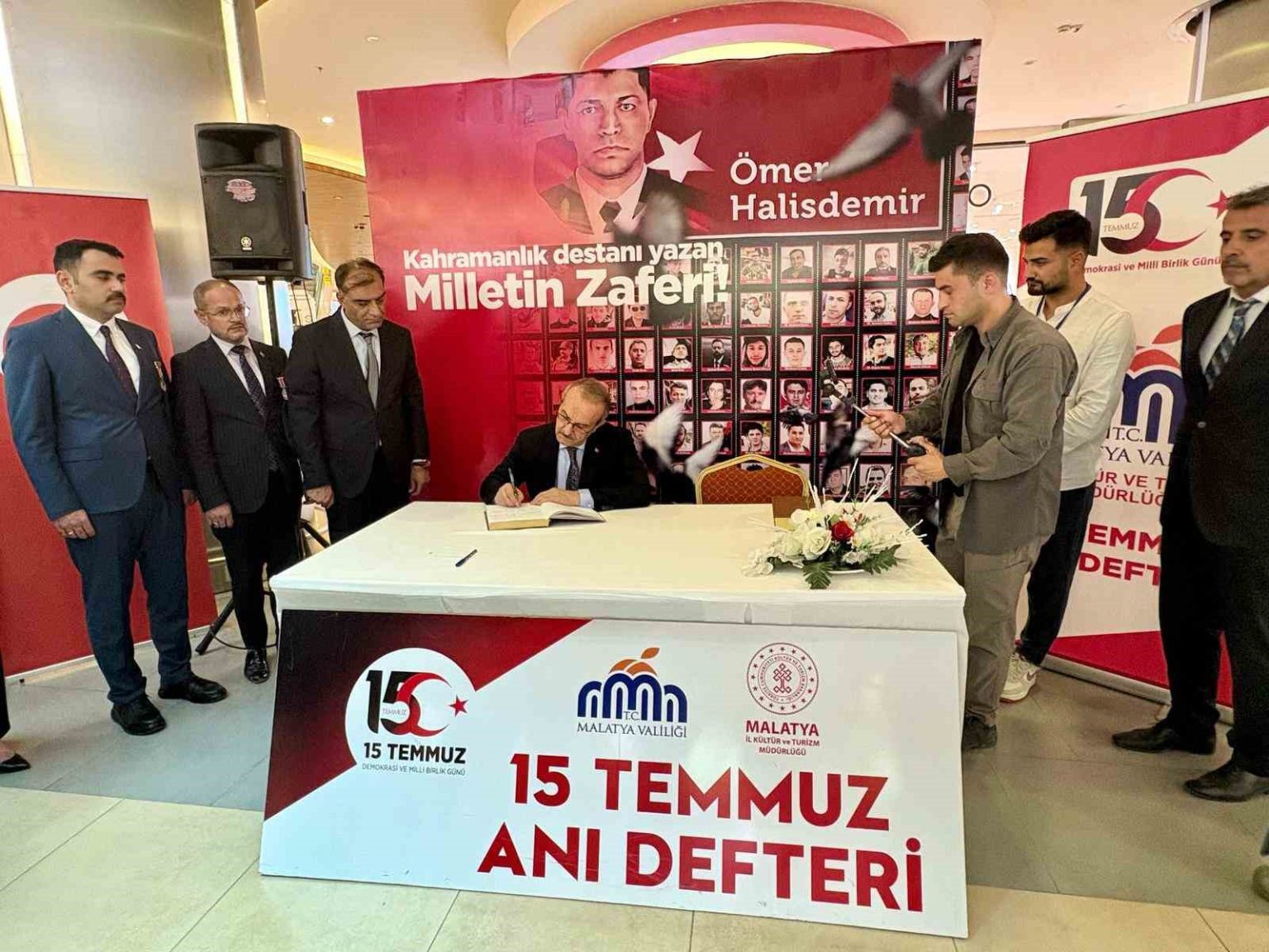 15-temmuz-temali-sergi-ve-ani-defteri-ilgi-gordu