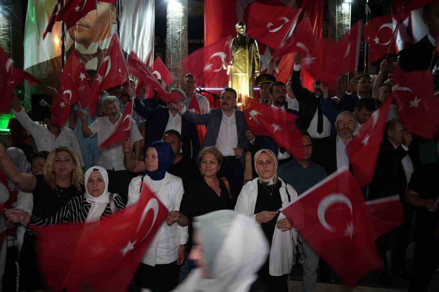 15-temmuzda-edremitte-birlik-ve-beraberlik-mesaji
