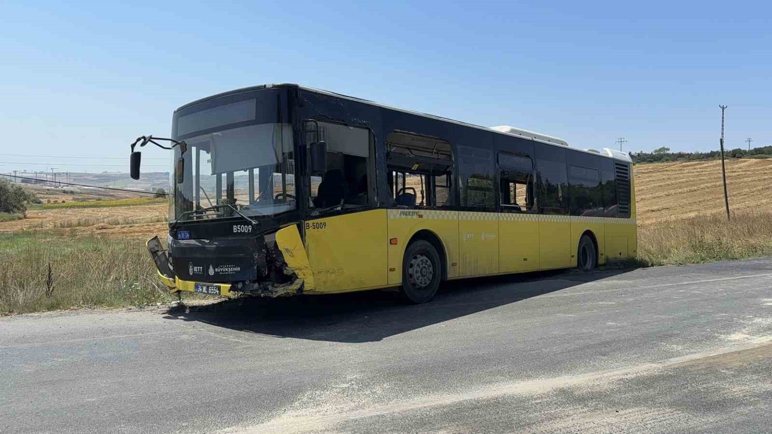 arnavutkoyde-iett-otobusu-ile-otomobil-kafa-kafaya-carpisti-1-olu