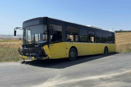 arnavutkoyde-iett-otobusu-ile-otomobil-kafa-kafaya-carpisti-1-olu