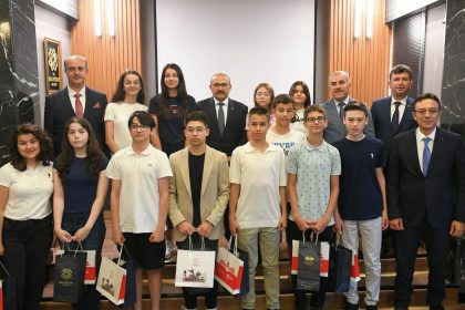 balikesir-valisi-ustaoglu-lgs-sampiyonlari-odullendirildi