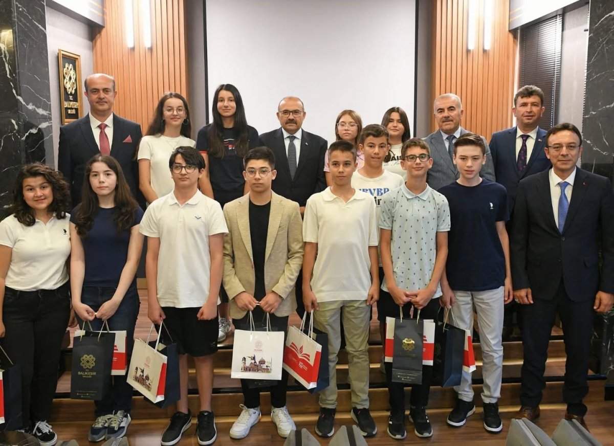 balikesir-valisi-ustaoglu-lgs-sampiyonlari-odullendirildi