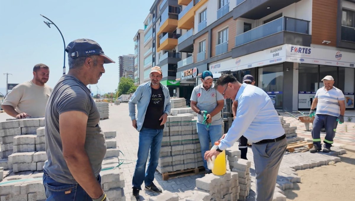 baskan-okuzcuoglundan-personeline-babasindan-miras-limonata-ikrami