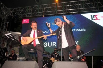 cinarcik-kaymakami-atak-konserde-saz-caldi