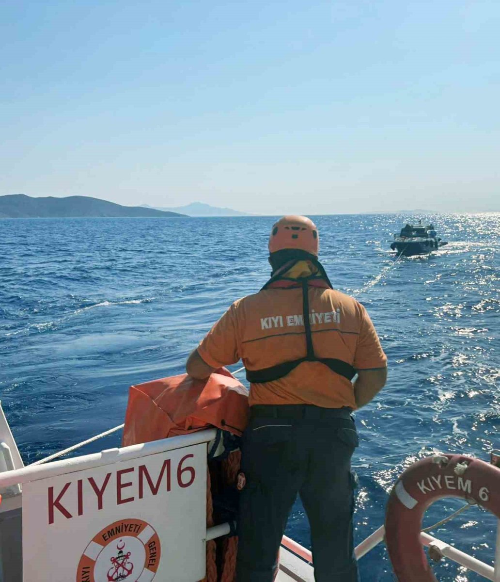 datca-aciklarinda-suruklenen-tekne-kurtarildi