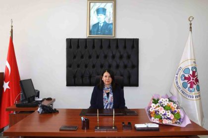 egitim-bilimleri-enstitusunde-bayrak-degisimi