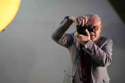 fotografciliga-adanmis-bir-omur-babasindan-devraldigi-fotografcilik-meslegini-bayburtta-yarim-asirdan-fazladir-askla-surduruyor