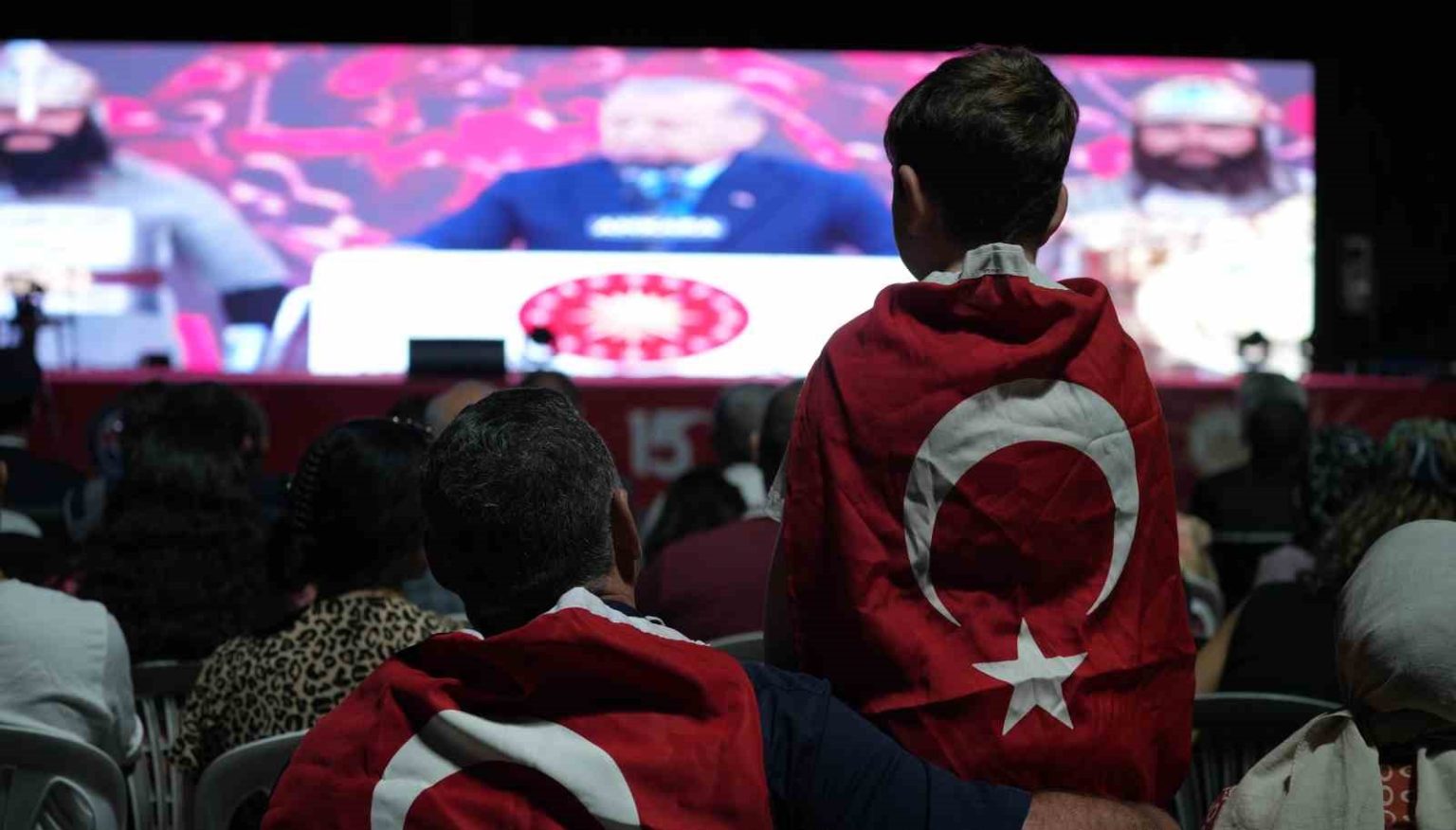 ihanetin-karsisinda-milletin-zaferi-9-yilinda-ayni-ruhla-yeniden-meydanlar-doldu