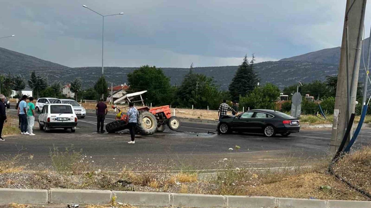 ispartada-otomobil-ile-traktor-carpisti-2-yarali