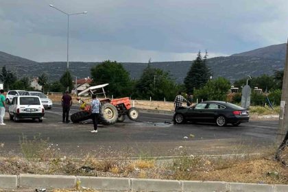 ispartada-otomobil-ile-traktor-carpisti-2-yarali