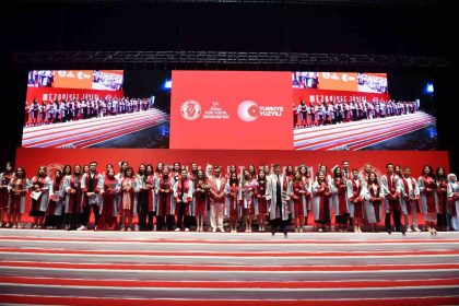 istanbul-yeni-yuzyil-universitesinde-mezuniyet-coskusu