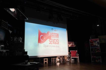 istanbulda-turgevin-vatan-sevgisi-tiyatro-oyunu-izleyiciyle-bulustu
