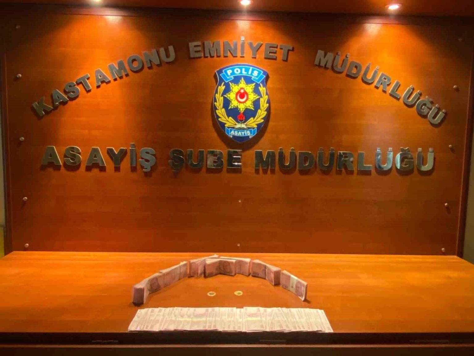 karabukte-dolandirdi-kastamonuda-paralari-yurtdisina-gondermeye-calisirken-yakalandi