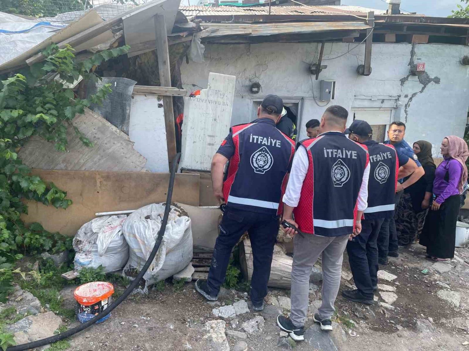 karsta-odunlukta-cikan-yangin-itfaiye-ekiplerince-sonduruldu