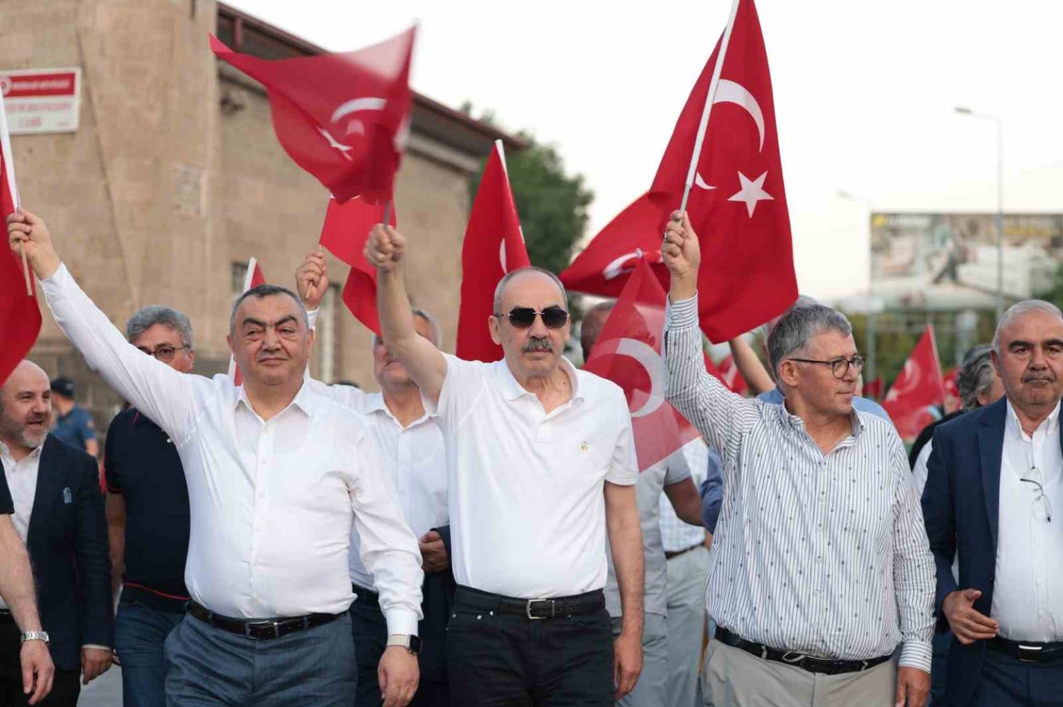 kayseri-is-dunyasi-milletin-zaferini-cumhuriyet-meydaninda-sahiplenmeye-devam-etti