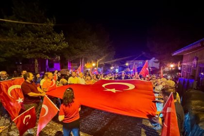 kemaliyeliler-turk-bayraklariyla-sehitleri-andi