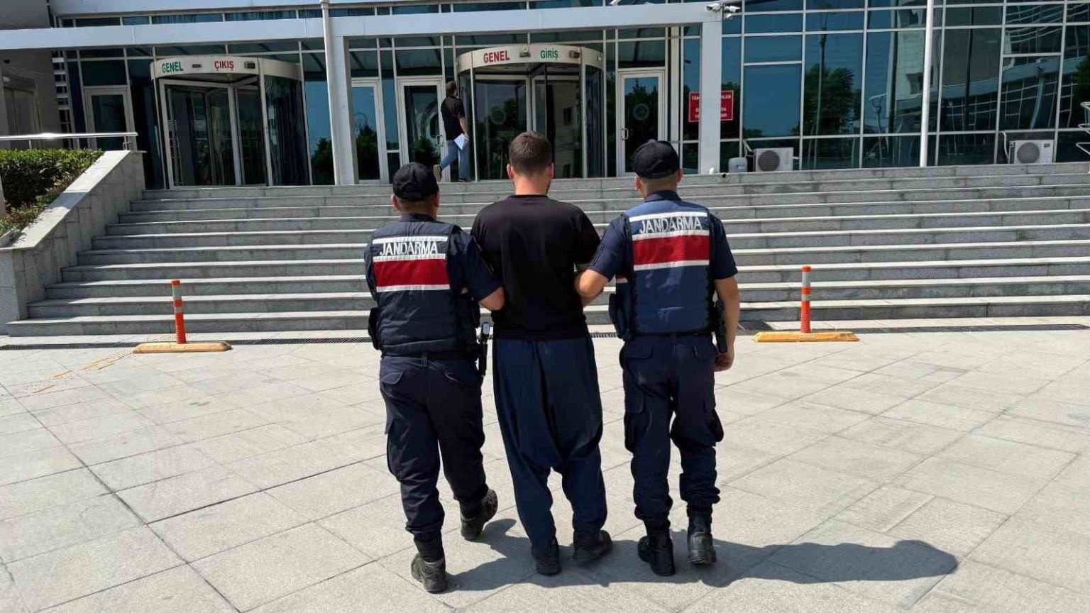 mersinde-kasten-orman-yangini-cikaran-supheli-jandarma-ekiplerince-yakalandi