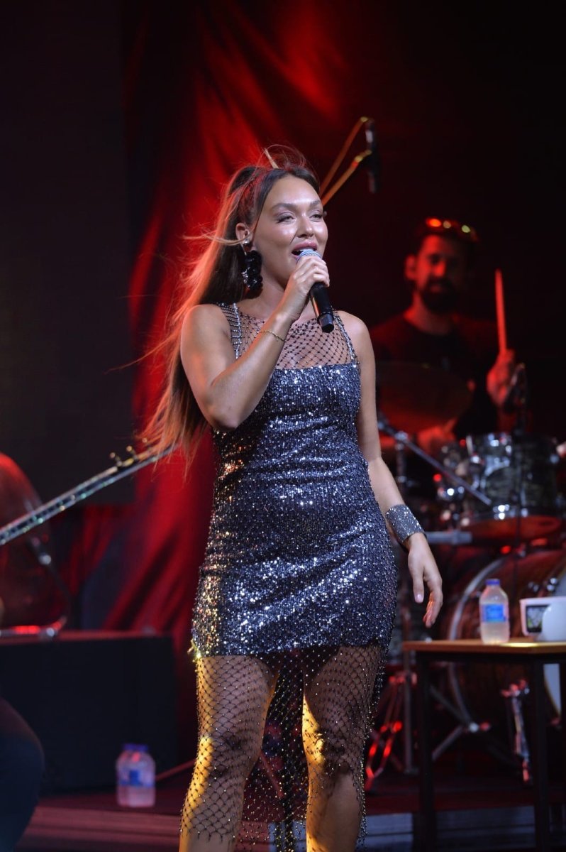 sanatci-onurluer-bodrumda-muzikseverlere-unutulmaz-bir-gece-yasatti