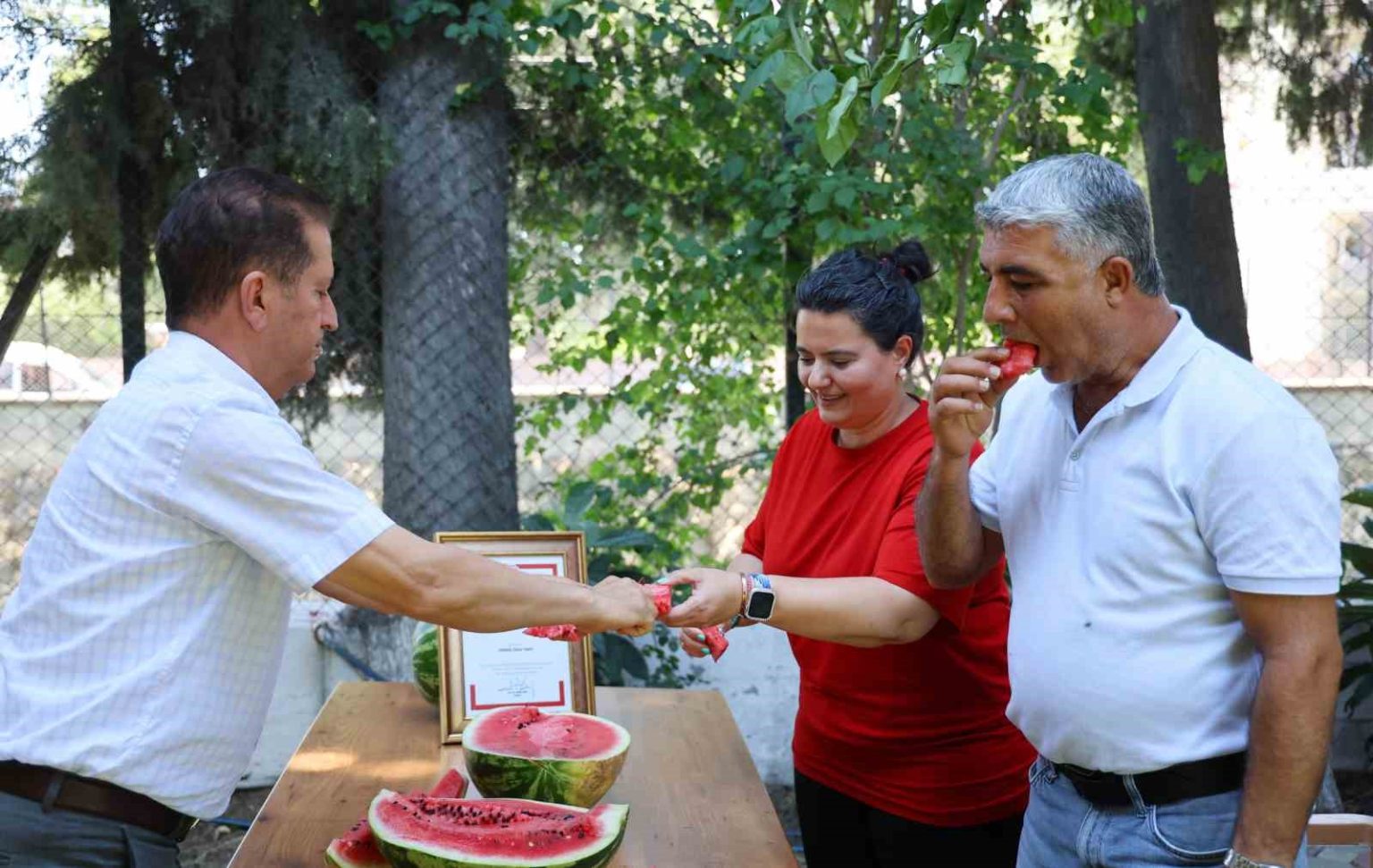 sosyal-medyadaki-karpuz-tartismalarina-adanadan-cevap