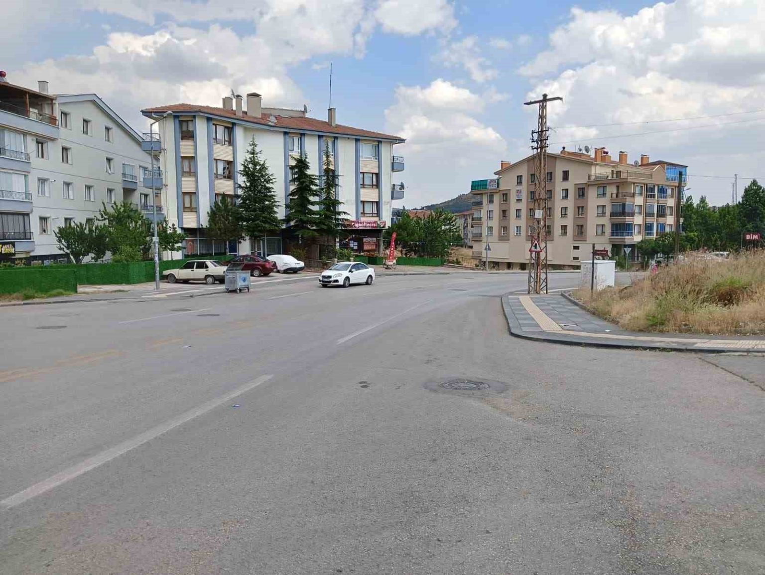 yasli-kadin-drift-atan-aracin-altinda-kalmaktan-son-anda-kurtuldu