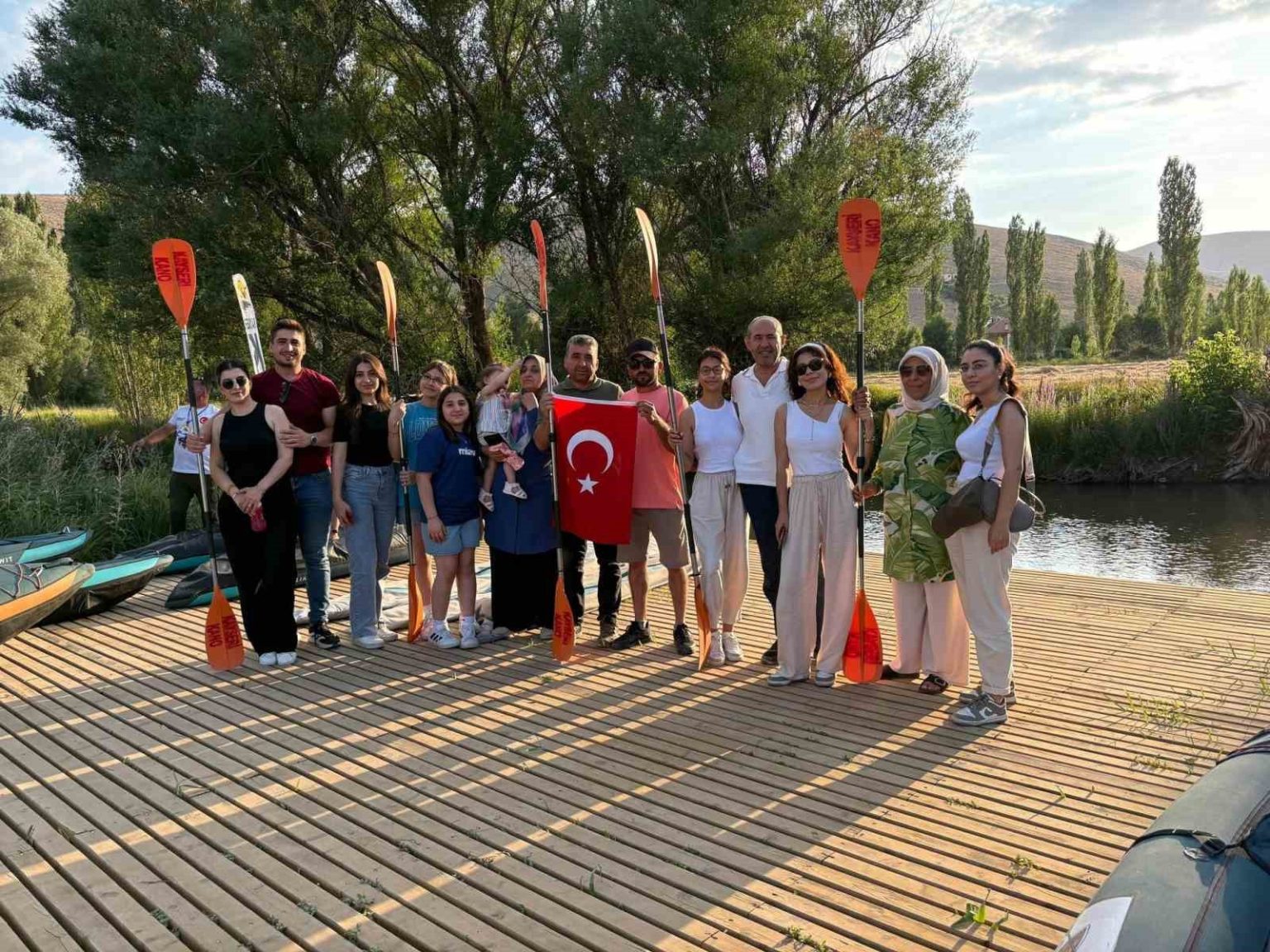 zamanti-irmaginda-sehit-yakinlari-ve-gaziler-ucretsiz-kanoya-bindirildi