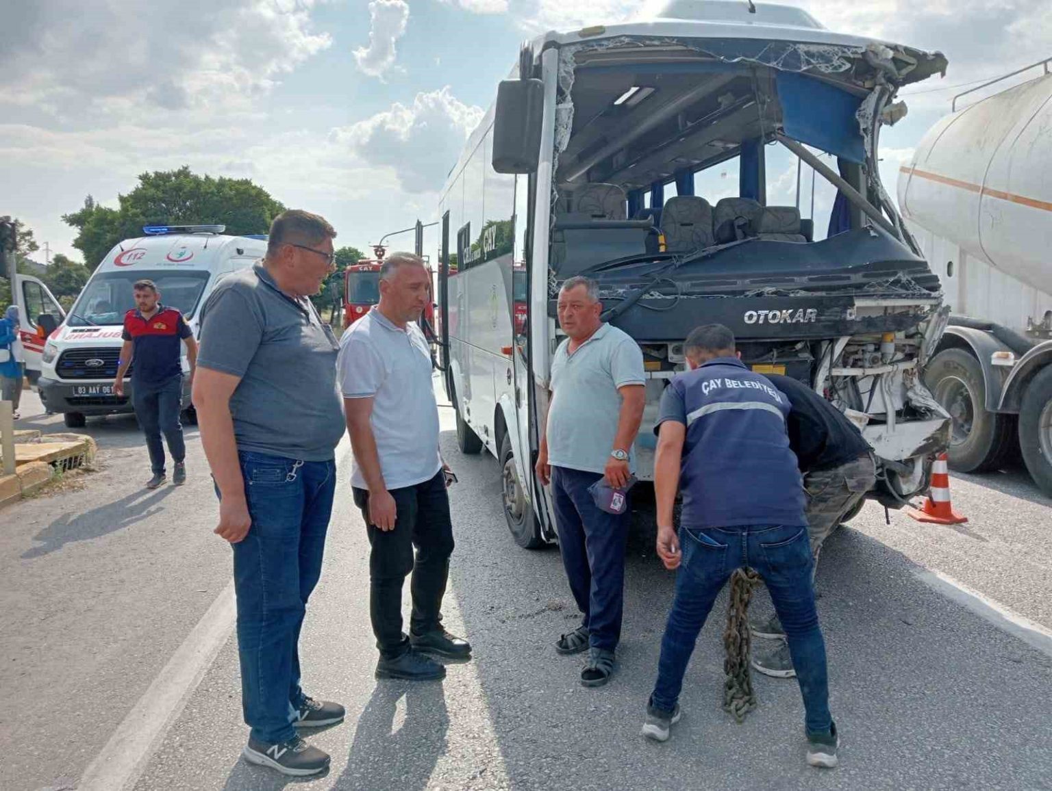 afyonkarahisarda-midibus-kamyonla-carpisti-7-yarali