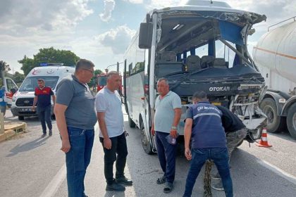 afyonkarahisarda-midibus-kamyonla-carpisti-7-yarali