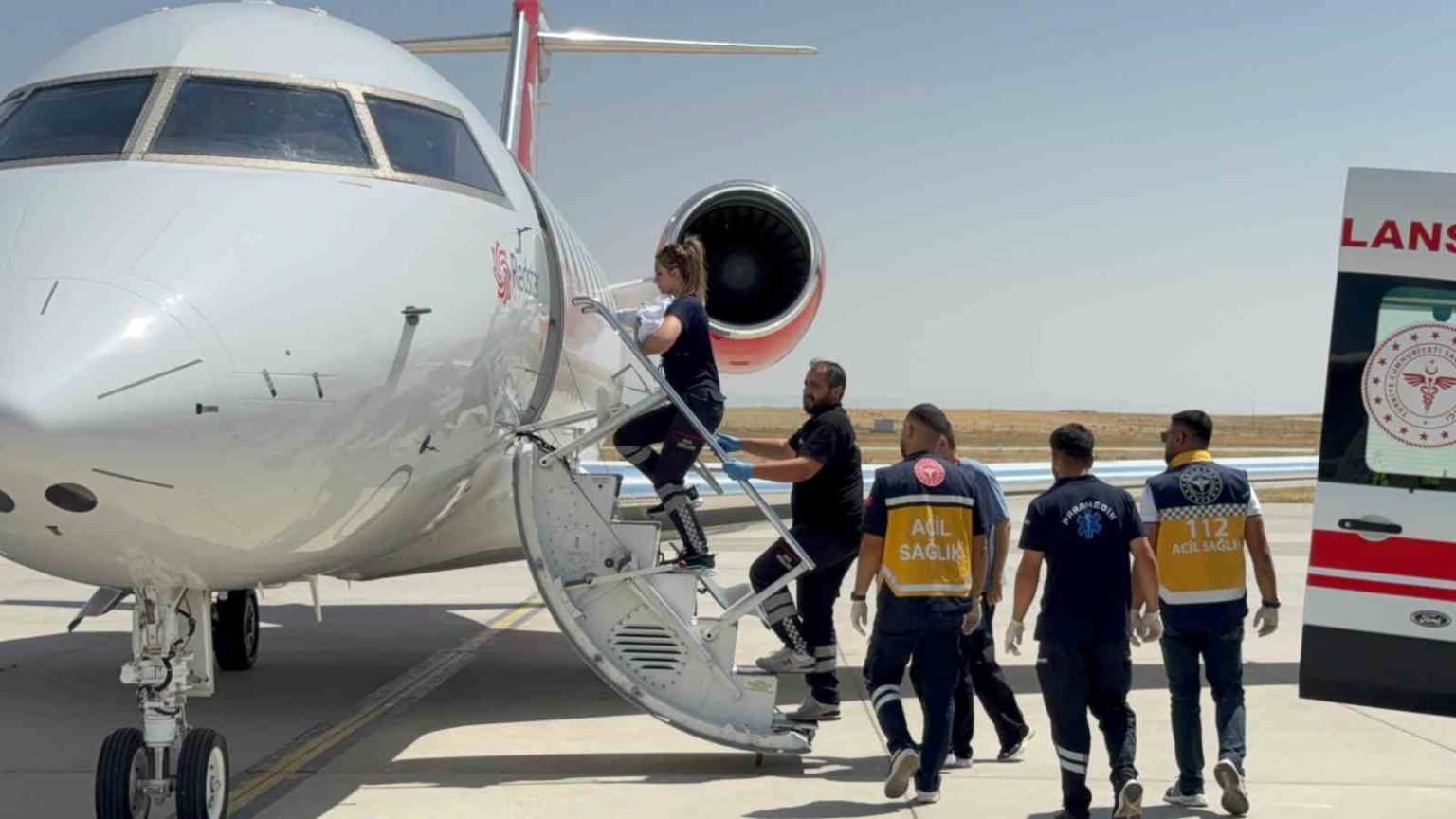 agrida-premature-dogan-bebek-ucak-ambulansla-sevk-edildi