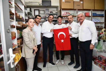 basiskelede-esnafa-turk-bayragi-dagitildi