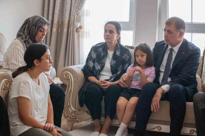baskan-tugay-yangin-sehidi-ibrahim-demirin-ailesini-ziyaret-etti