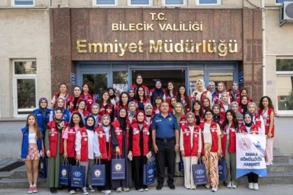 bilecike-gelen-gonulle-gencler-il-emniyet-muduru-yilmazi-ziyaret-etti