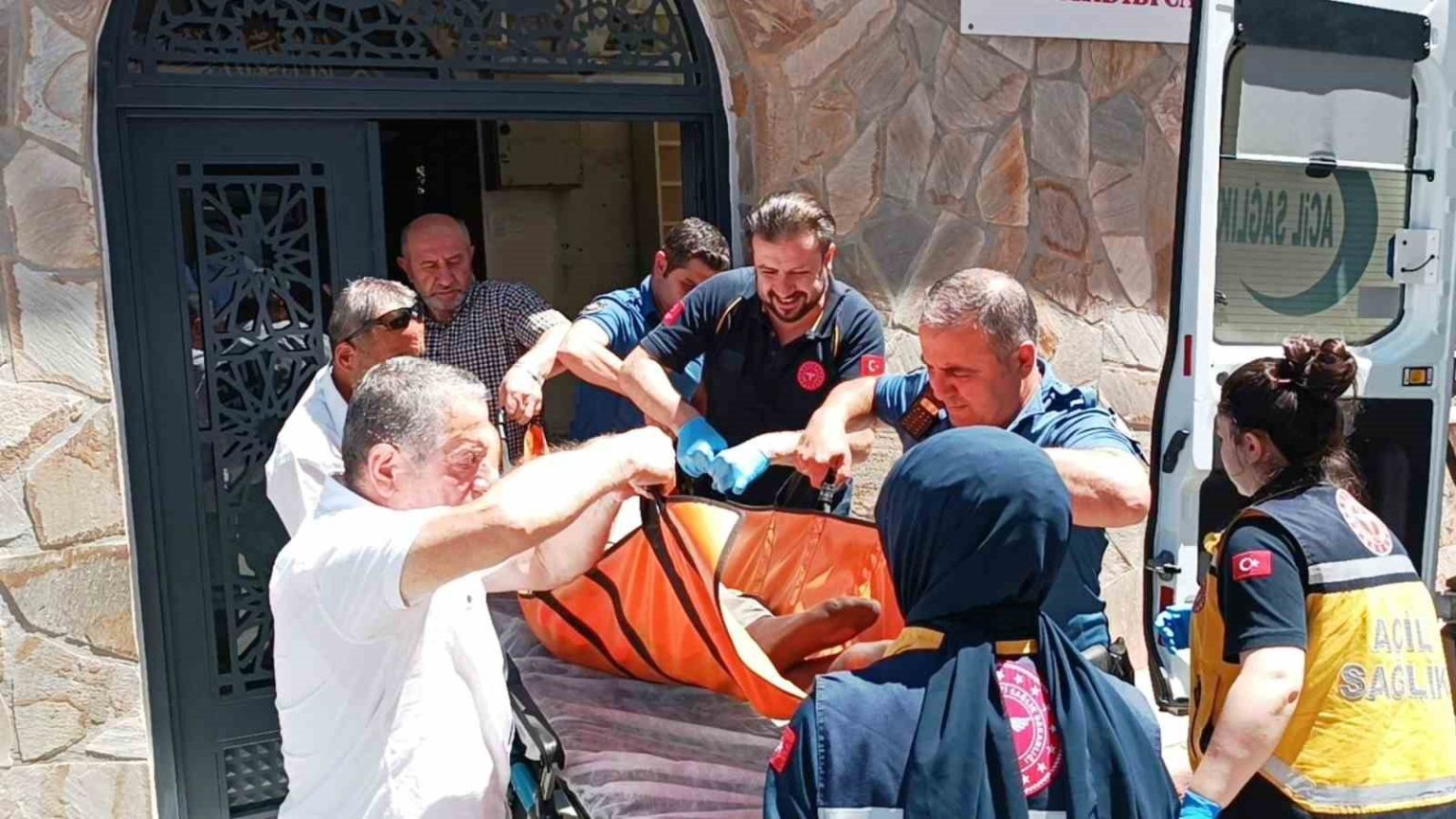camide-sizan-adami-cemaat-uyandiramadi-ambulansla-hastaneye-kaldirildi