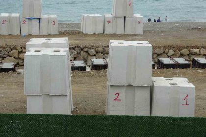dev-dalgalardan-korumak-icin-devasa-betonlar-kullanilacak