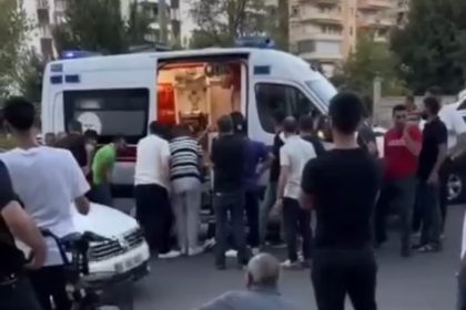 diyarbakirda-2-kisinin-oldugu-silahli-kavgada-aci-detay-esiyle-cocugunu-parka-gotururken-kursunlarin-hedefi-olmus
