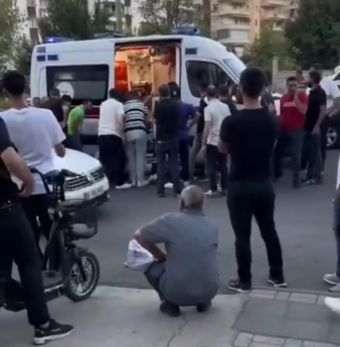 diyarbakirda-2-kisinin-oldugu-silahli-kavgada-aci-detay-esiyle-cocugunu-parka-gotururken-kursunlarin-hedefi-olmus