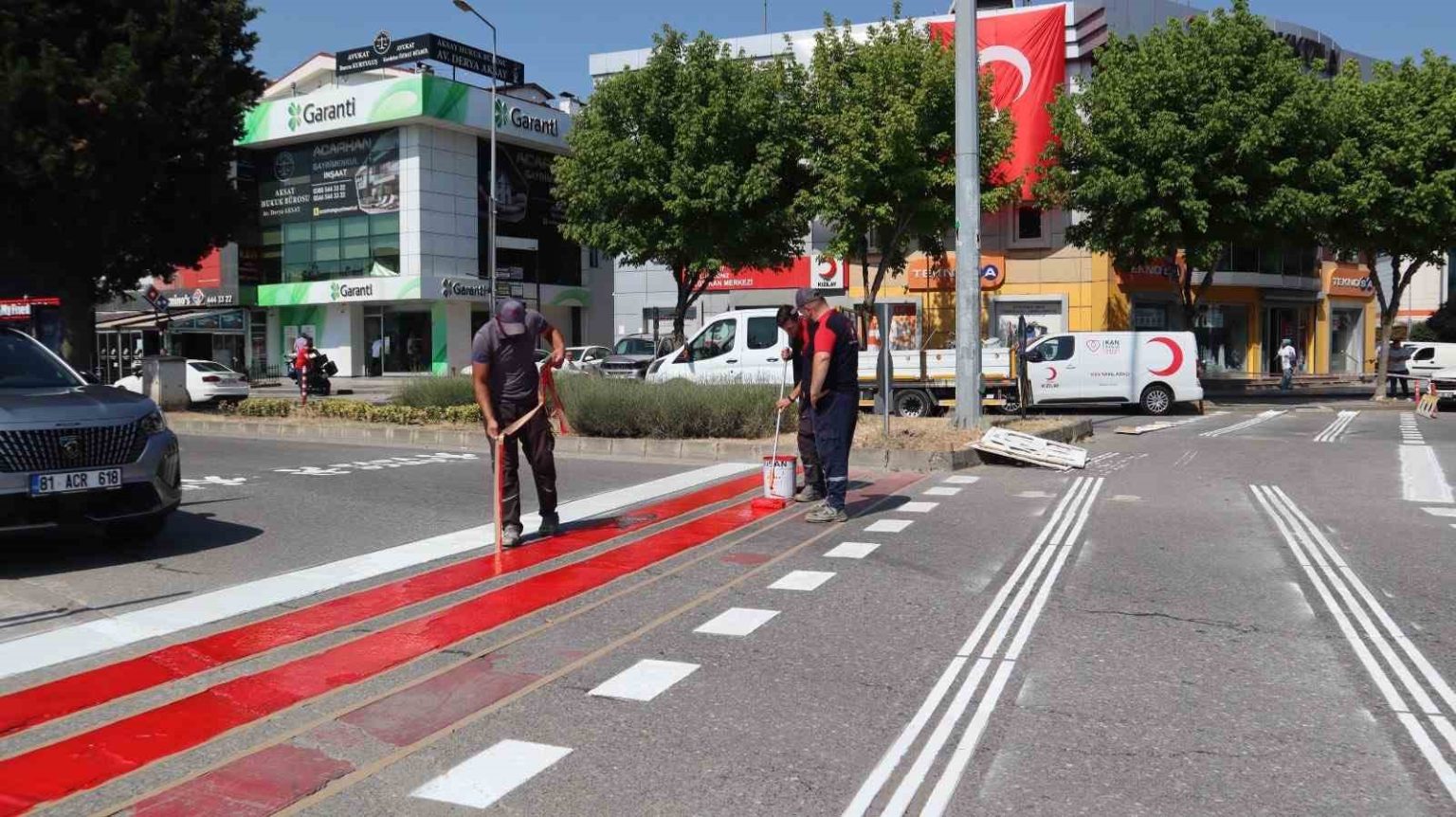 duzcede-yaya-gecit-cizgileri-yenilenerek-belirgin-hale-getiriliyor