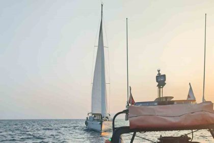 fethiye-kizilada-onlerinde-makine-arizasi-yapan-yelkenli-tekne-kurtarildi