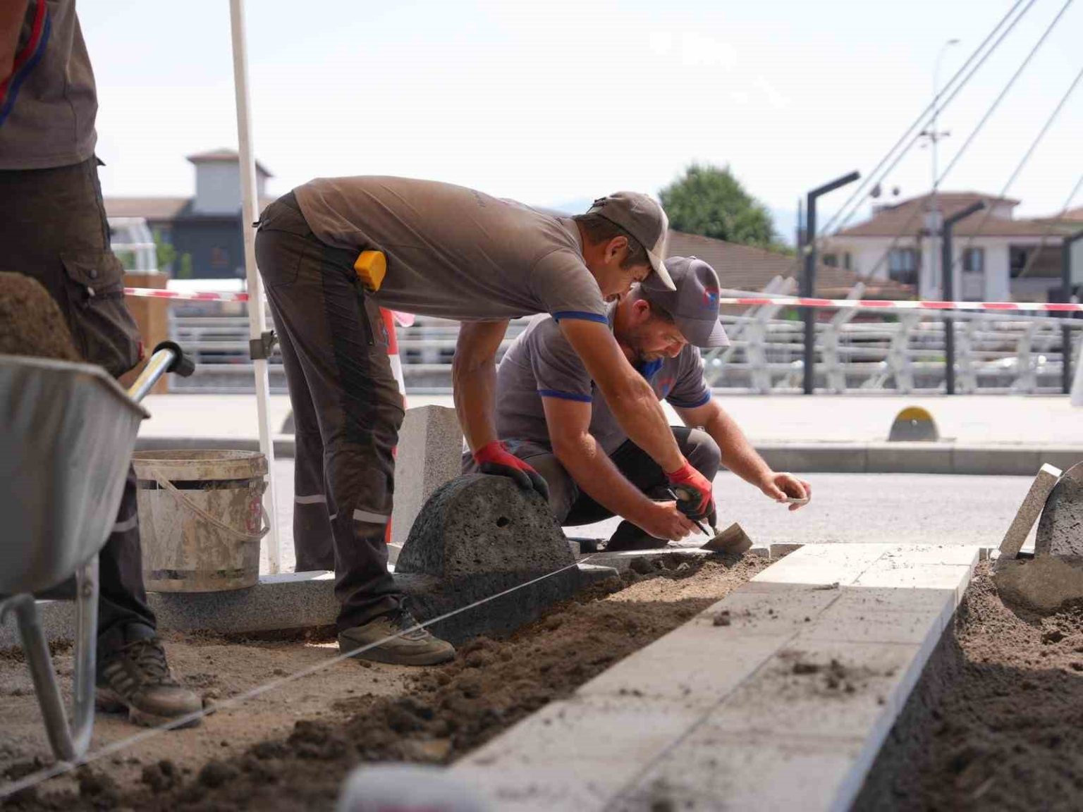 guvenli-yaya-trafigi-icin-kaldirimlar-yenileniyor