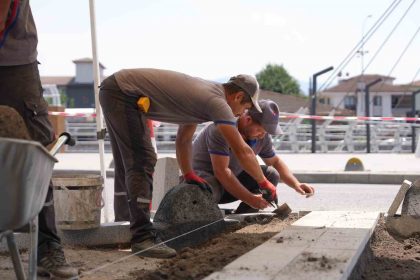 guvenli-yaya-trafigi-icin-kaldirimlar-yenileniyor