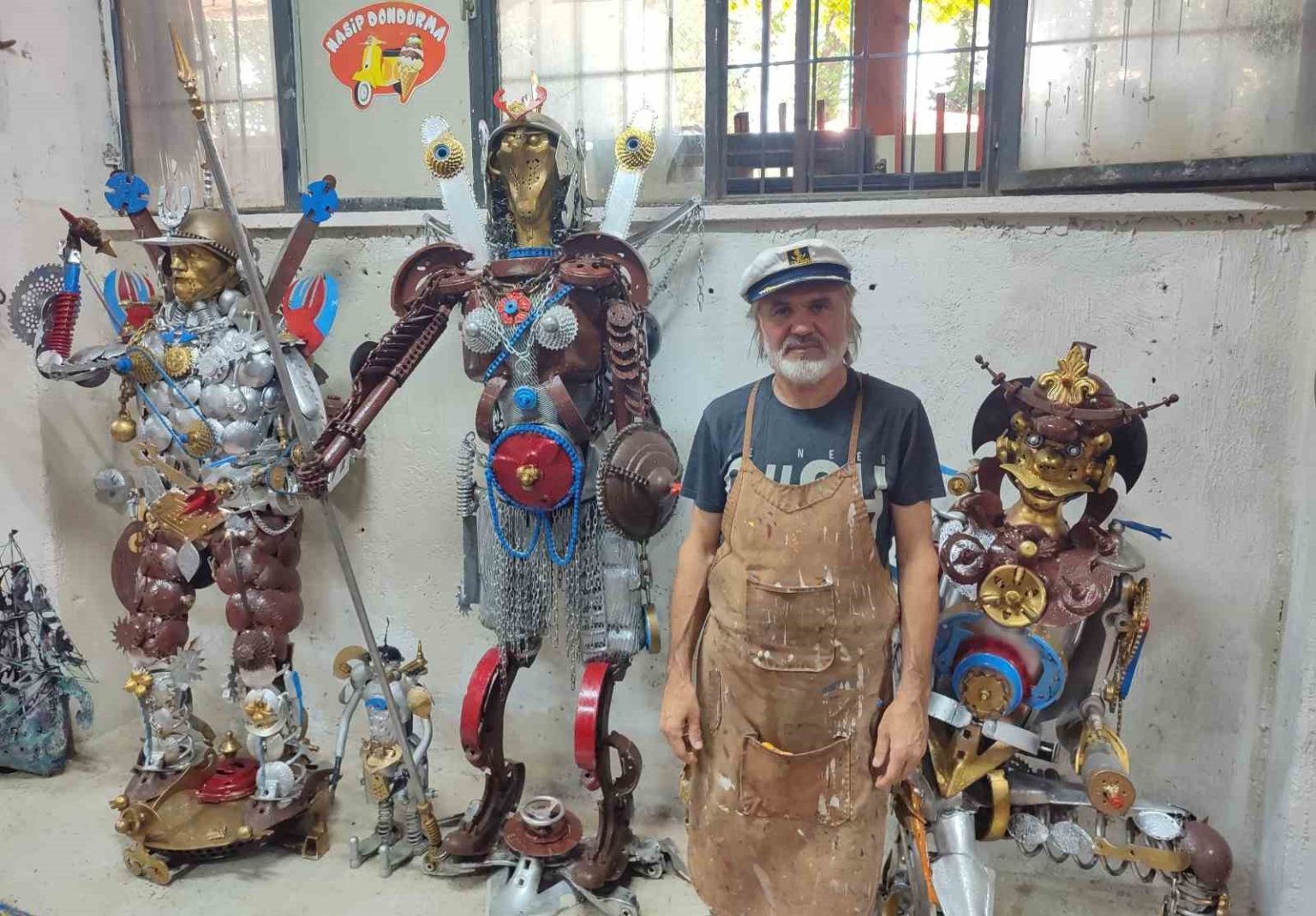 hurda-demirleri-sanat-eserine-donusturdu