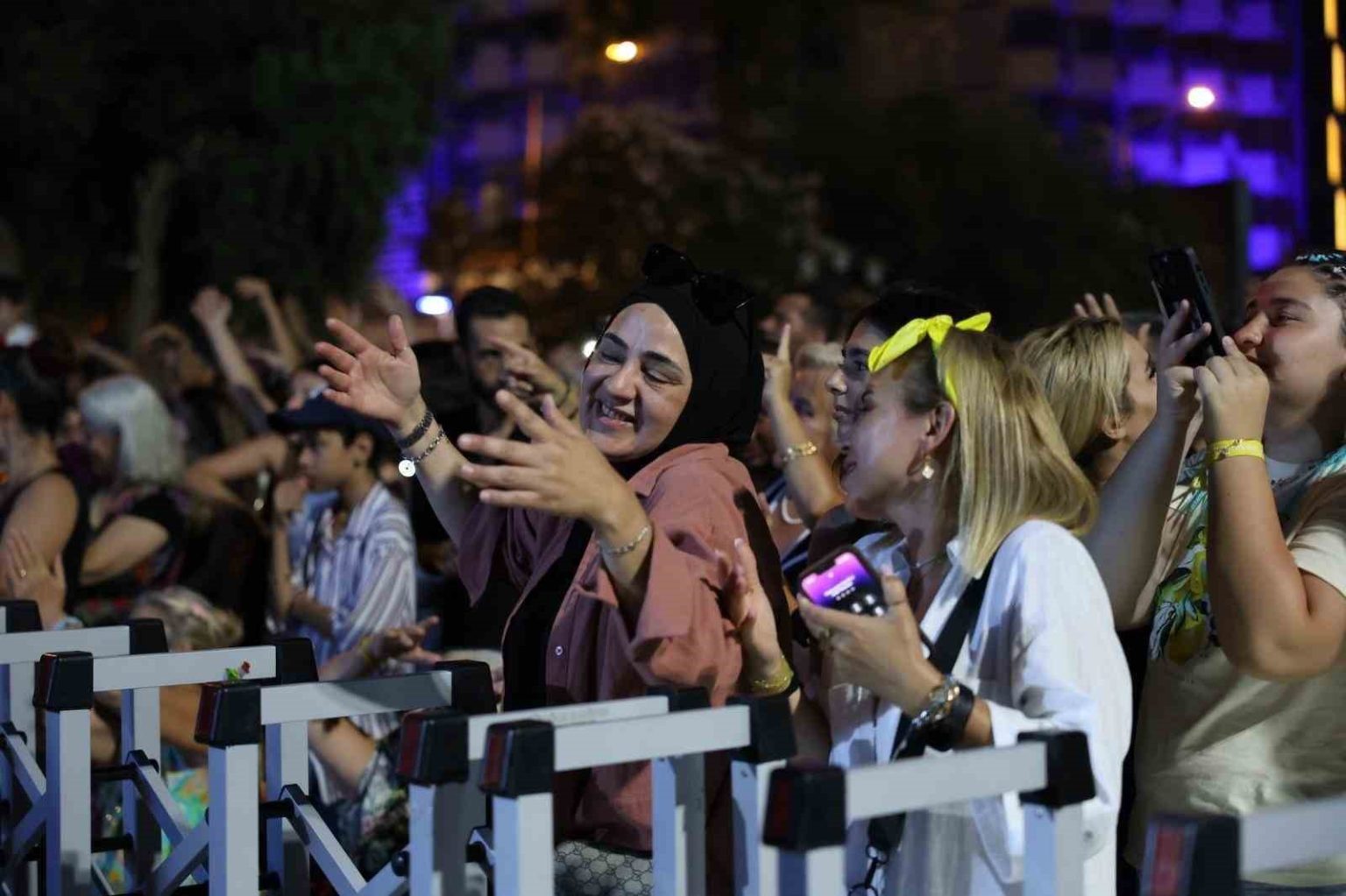 kusadalilar-yaz-konserleri-ile-eglendi