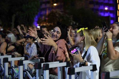 kusadalilar-yaz-konserleri-ile-eglendi