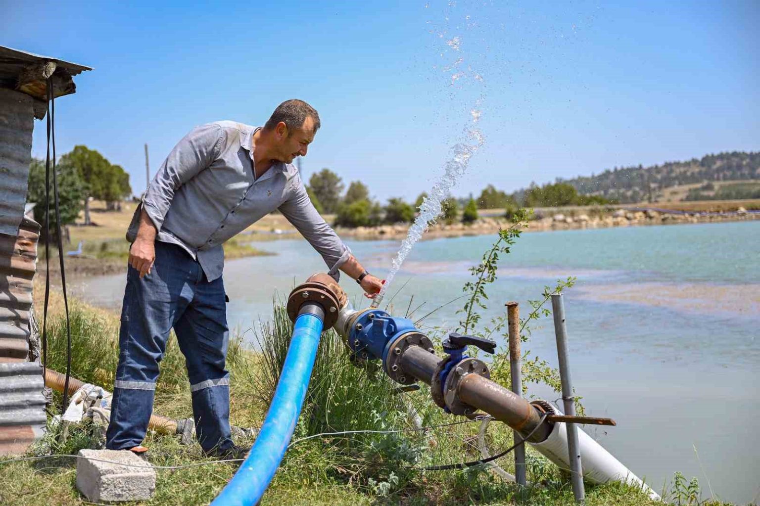mersin-buyuksehir-belediyesinden-ciftciye-sulama-borusu-destegi